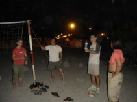 Un peu de volley ball le soir avec Me Choi, Kewhaa, laura et Gilles