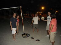 Un peu de volley ball le soir avec Me Choi, Kewhaa, laura, Gilles et Roberto