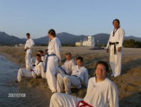 Entrainement le matin au bord de la plage, l'exercice du crabe